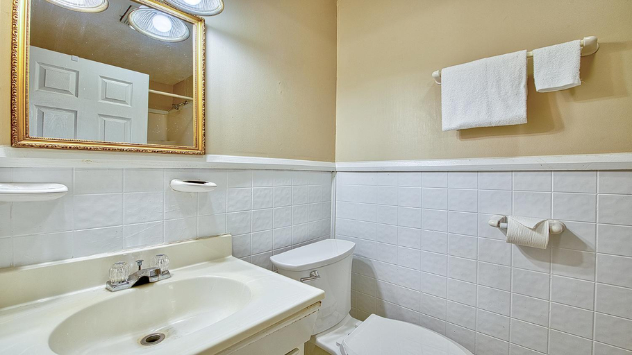 Bathroom 4, The Valley Inn, Haywood
