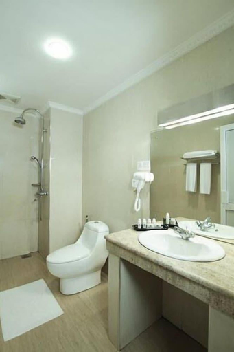 Bathroom, Avenra Garden Hotel, Negombo