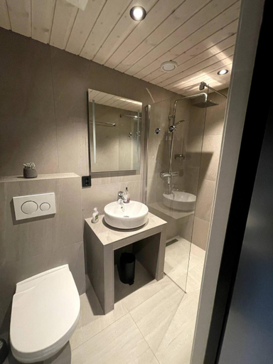 Bathroom 2, Rorbuleilighet i toppetasjen i Henningsvær, Vågan