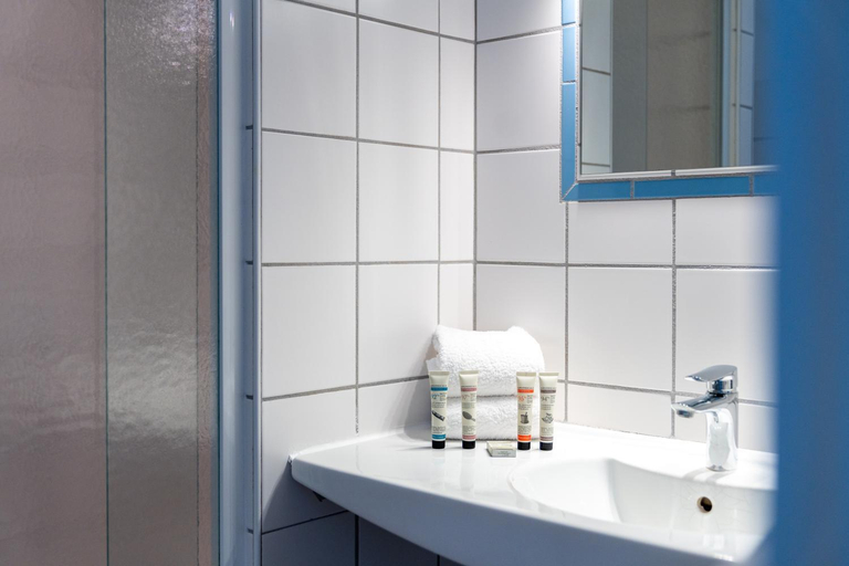 Bathroom 4, Hôtel des Deux Mers, Morbihan
