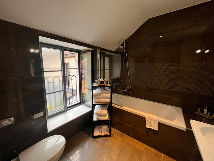Bathroom 3, La Rotisserie du Chambertin, Côte-d'Or