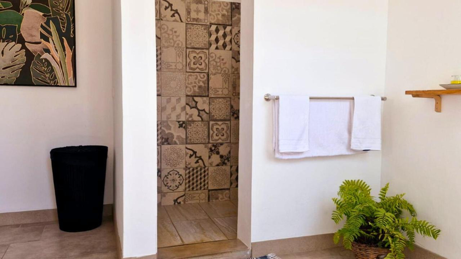 Bathroom 4, Le Mandala Moris