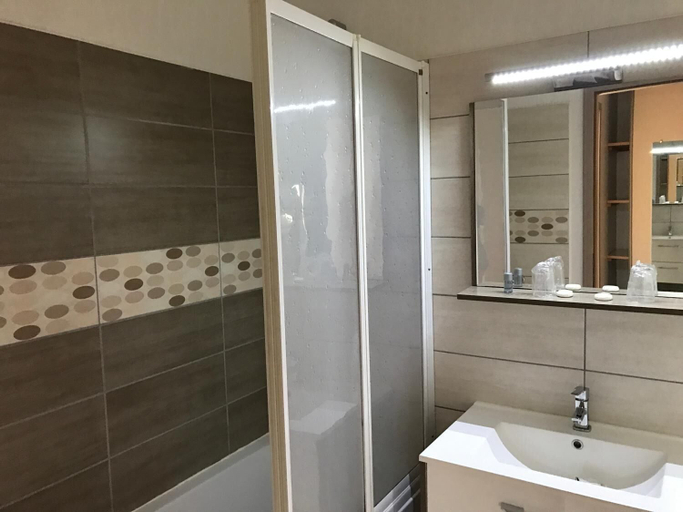 Bathroom 4, Hotel de la Gare, Meuse