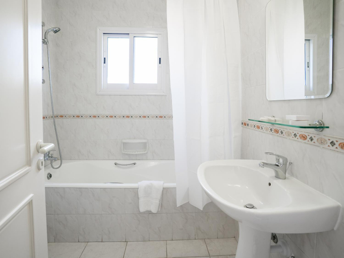 Bathroom 2, Resitour - Regina Gardens