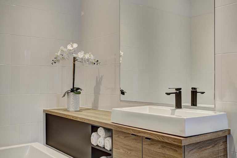 Bathroom 4, Les Lofts du Centre by Simplissimmo, Montréal