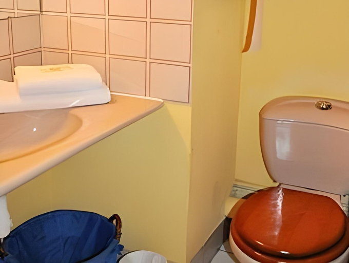 Bathroom 2, Hotel Lapeyronie, Hérault