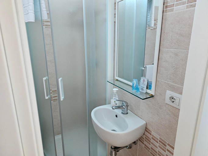 Bathroom 2, Albergo Riviera - Budget Friendly Hotel, Rimini