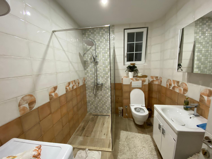 Bathroom 3, Convini Bed & Bathroom Homestay, Priština