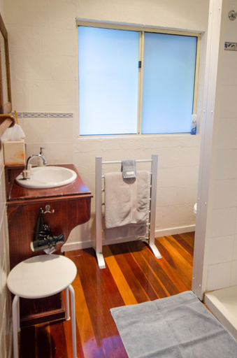 Bathroom, Kidd Street Cottages, Tamborine Mountain