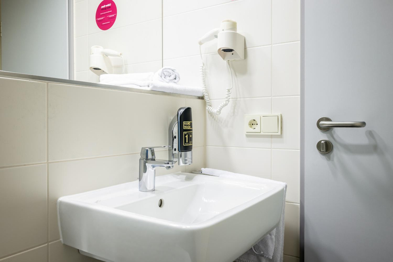 Bathroom 3, Serways Hotel Weisskirchen Nord , Offenbach