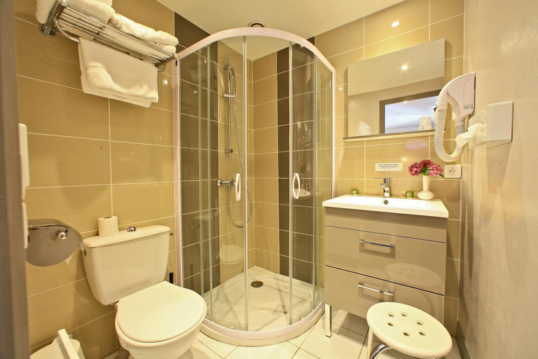 Bathroom 4, Logis Hotel la Vieille Auberge, Lot