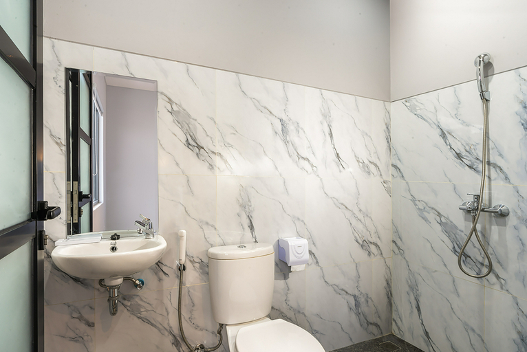Bathroom, Swiss-Belexpress Rest Area KM. 379A, Batang
