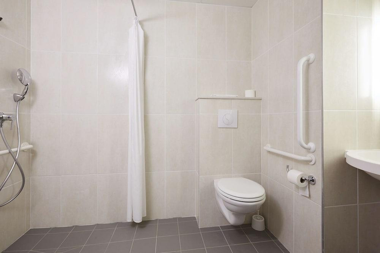 Bathroom 3, B&B HOTEL Metz Semécourt, Moselle