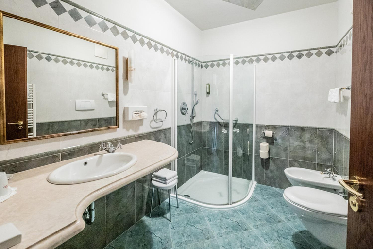 Bathroom 3, Hotel Konig Laurin, Bolzano