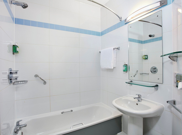 Bathroom 5, Leonardo Hotel Southampton, Southampton