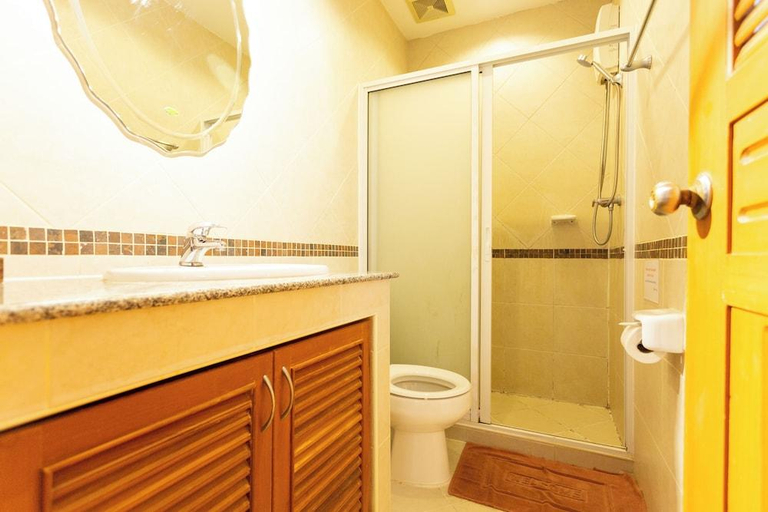 Bathroom 4, Chang Charlie Inn, Pattaya