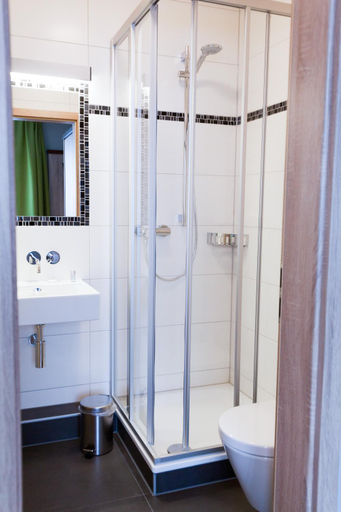 Bathroom 3, Hotel Restaurant Lüdenbach, Rheinisch-Bergischer Kreis
