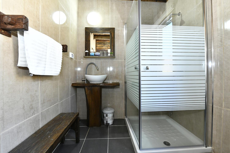 Bathroom 3, Tzlil Hateva