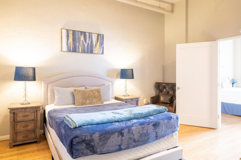 Bedroom 2, Top Floor Walk to Conv Center Free Parking, San Diego