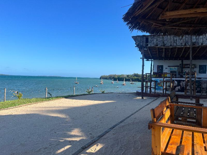 Others 4, Calamari Beach Resort, Magharibi