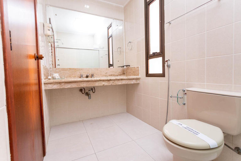 Bathroom 5, Hotel Carlton Plaza, Poços de Caldas