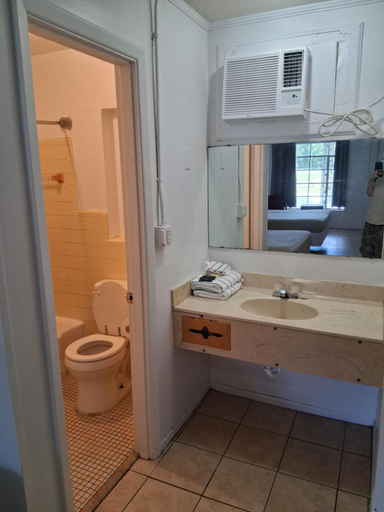 Bathroom 3, Country Inn LLC, McIntosh