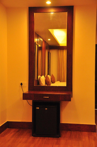 Others 5, RKN Hotel, Viluppuram