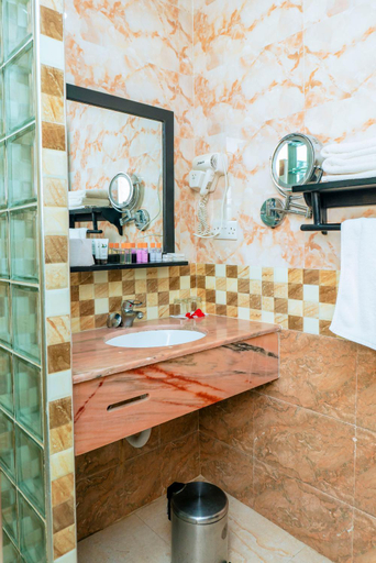 Bathroom 5, Golden Tulip Stone Town Boutique Hotel, Mjini