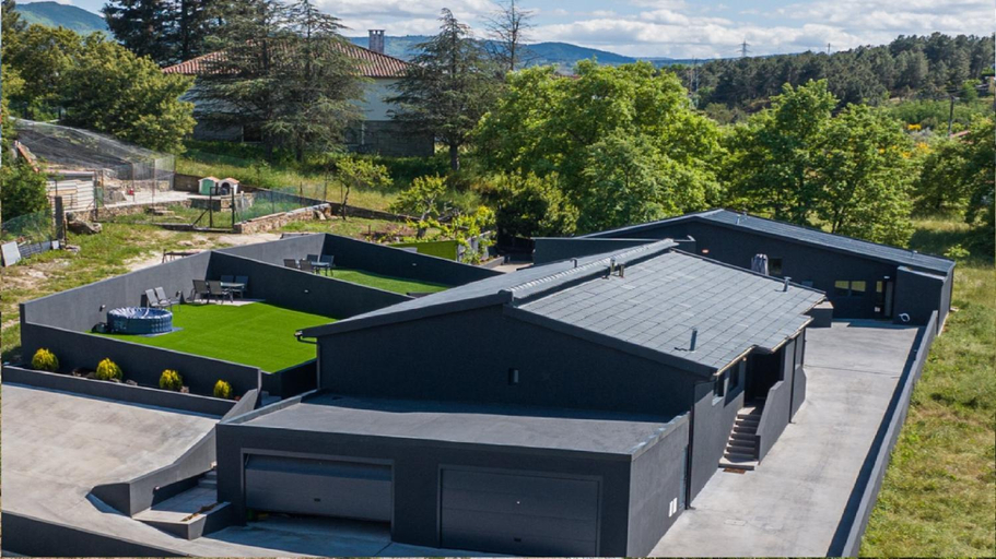 Exterior & Views
