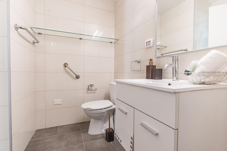 Bathroom 2, Luxury and Large 2 Bedroom - Rav Kuk Residence