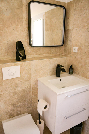 Bathroom 4, Les Hauts d'Avignon, Gard