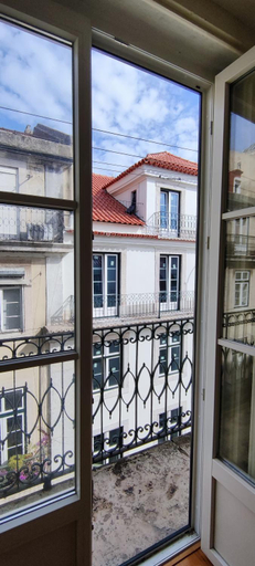 Others 4, Suite in Cozy Apartment in Chiado in Shared House, Lisbon