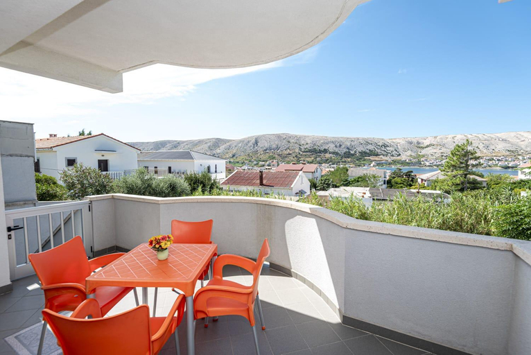 Others 3, Vila Murvica, Pag