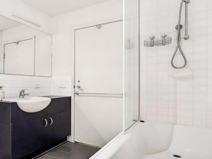 Bathroom 4, Melbourne Stays Apartments, Melbourne