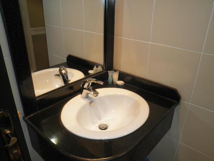 Bathroom 4, Marina Royal Hotel Suite, Salmiya