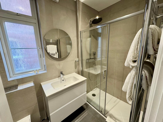 Bathroom 3, Brentwood Hotel, Essex