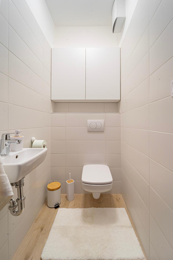 Bathroom 2, WestSide Garden Apartments by UrbanRent, Budapesti