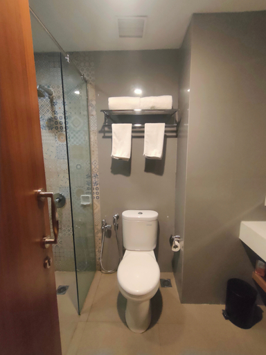 Bathroom 5, Apartment Sun Premira Condotel Yogyakarta Adi Sucipto, Sleman