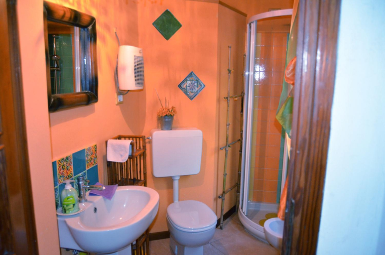 Bathroom 3, LA CASTELLANA Una Finestra sul Mare- Air Conditioned, La Spezia
