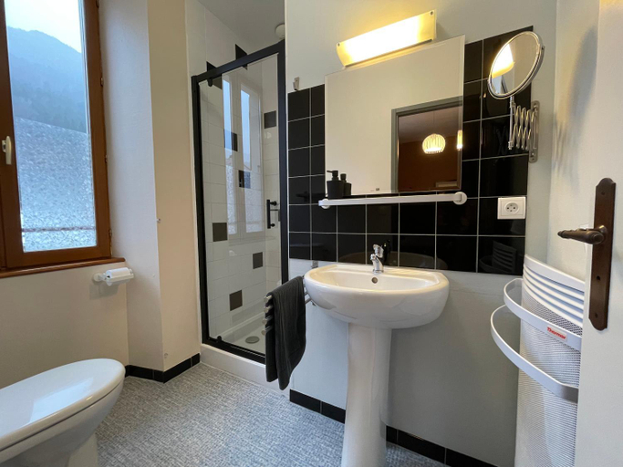 Bathroom 5, l'Ancienne Ecole du Villard, Isère