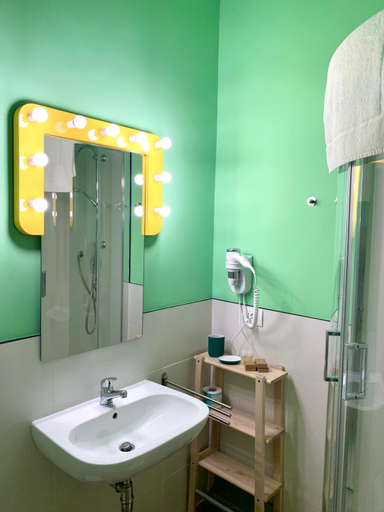 Bathroom 2, Red Carpet rooms, Bari