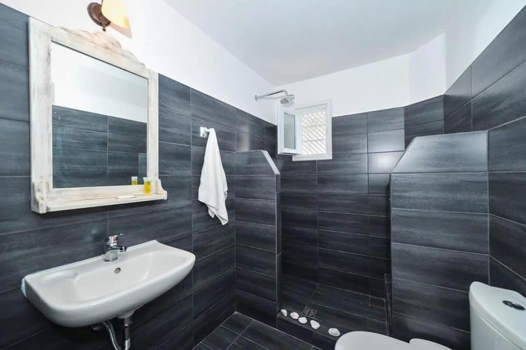 Bathroom, Wonderful 1BR Suite Near Oia Naval Museum, South Aegean