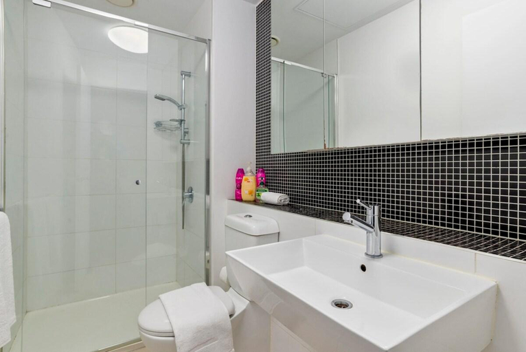 Bathroom, Comfy 2BR Apt Next to Southern Cross, FREE Parking, Melbourne
