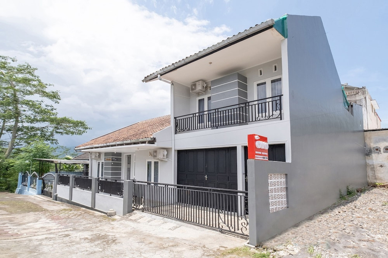 Exterior & Views 1, OYO 2727 Nareswari Guest House, Magelang