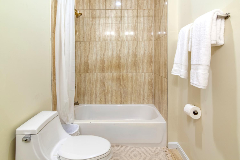 Bathroom 2, Luxury & Homey Private Room in DC, Washington D.C.