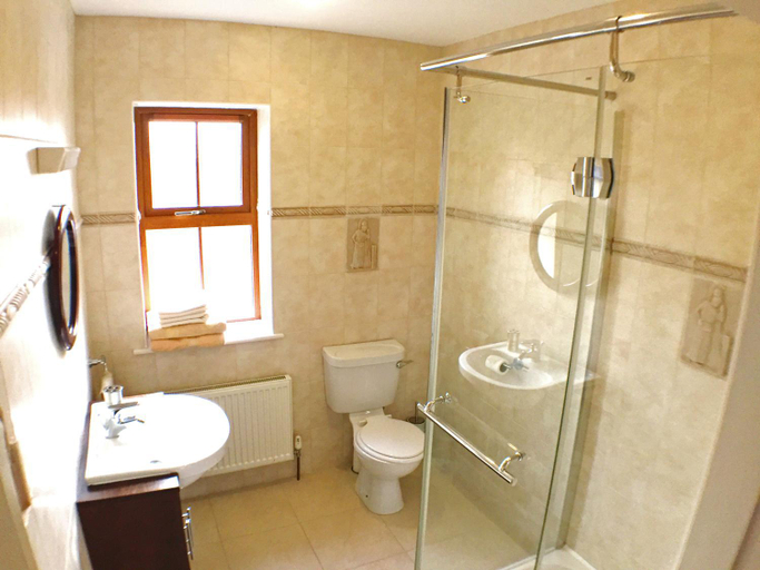 Bathroom 4, Alaind Lodges, Sneem
