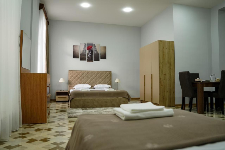 Bedroom 2, Square Inn