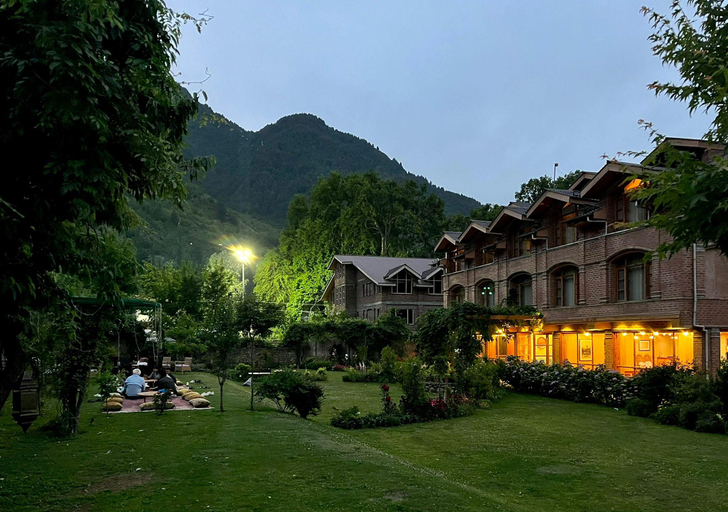 Exterior & Views