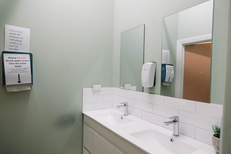 Bathroom 3, CarricHostel, Melbourne