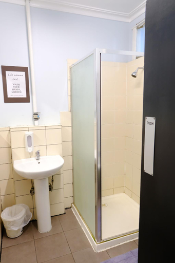 Bathroom 4, Pint On Punt Backpackers, Melbourne